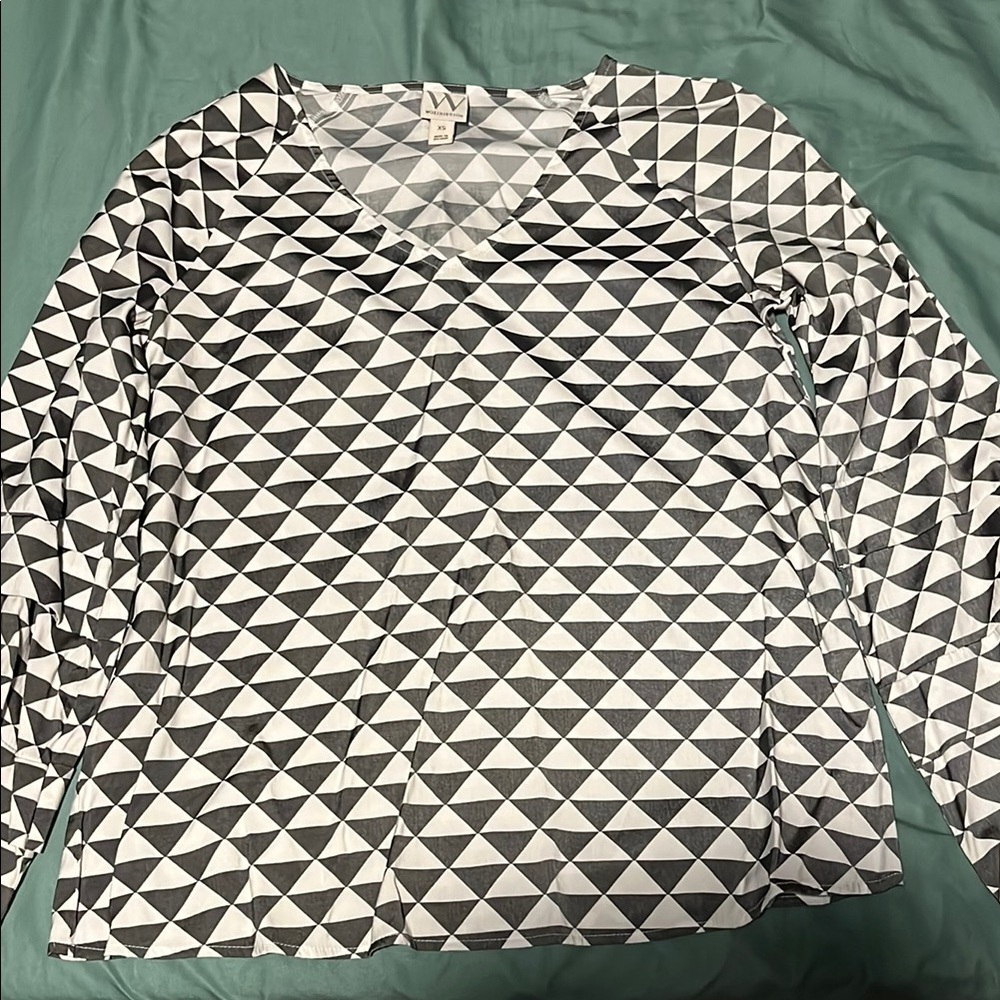 Worthington Black and White Graphic Long Sleeve Blouse